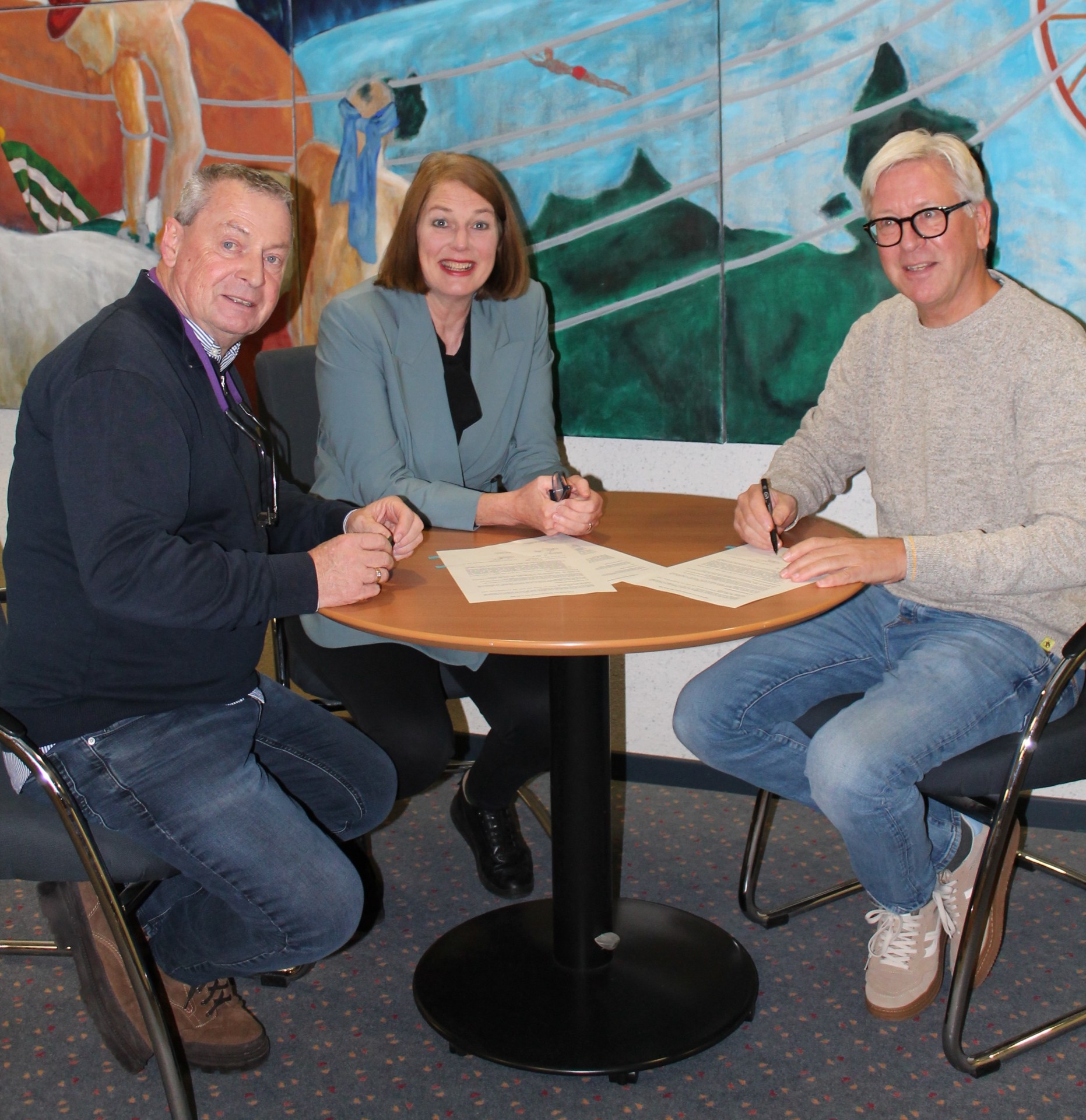 Bürgermeisterin Antje Runge sowie die Vorsitzenden der SC Eintracht Oberursel e. V., Udo Peschke (l.) und Robin Weber (r.), bei der Unterzeichnung des Nachtrags zum Nutzungsvertrag im Rathaus. 