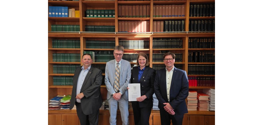 v.l.n.r. Stadtrat Andreas Bernhardt, Dr. Lars Diederichsen (Notar), Bürgermeisterin Antje Runge und Joachim Becker (Bereichsleiter Bau & Service Oberursel).