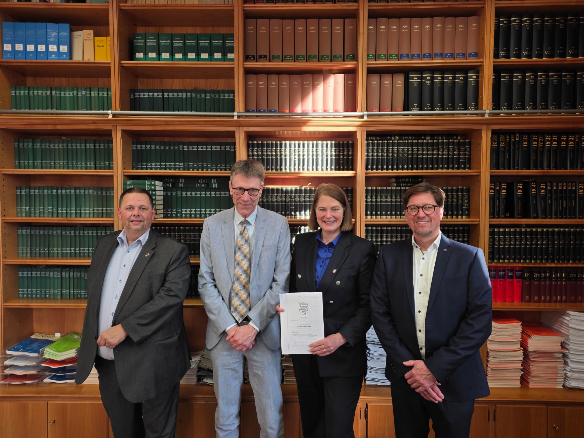 v.l.n.r. Stadtrat Andreas Bernhardt, Dr. Lars Diederichsen (Notar), Bürgermeisterin Antje Runge und Joachim Becker (Bereichsleiter Bau & Service Oberursel).