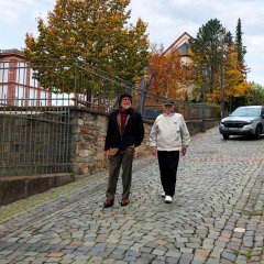 Chuck Jackson und Tom Jackson bei ihrer Tour durch Oberursel, hier auf der Schulstraße, Foto: GKMO