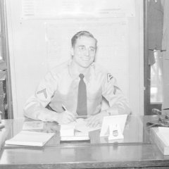 Tom Jackson an seinem Schreibtisch in der Motorenfabrik Oberursel, Foto: Tom Jackson, Stadt Oberursel