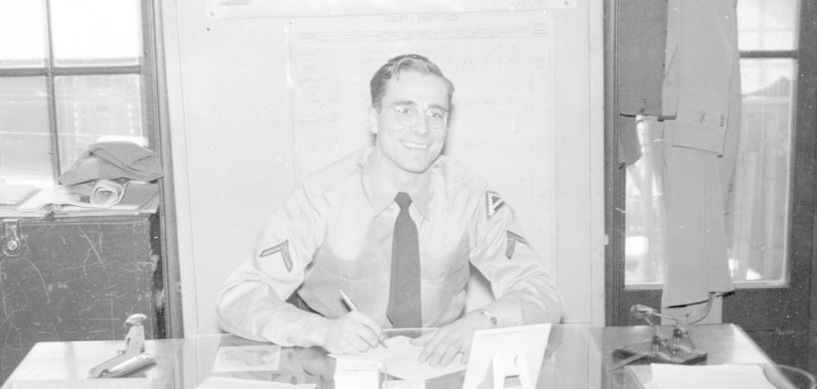 Tom Jackson an seinem Schreibtisch in der Motorenfabrik Oberursel, Foto: Tom Jackson, Stadt Oberursel