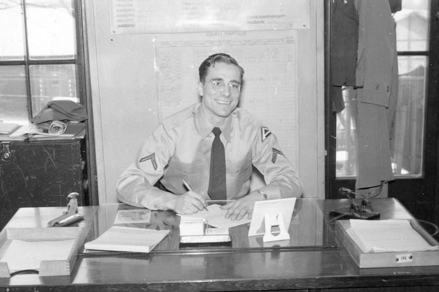 Tom Jackson an seinem Schreibtisch in der Motorenfabrik Oberursel, Foto: Tom Jackson, Stadt Oberursel
