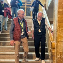 Tom Jackson (rechts) und Helmut Hujer gehen in der Motorenfabrik gemeinsam die Stufen hinab, Foto: GKMO