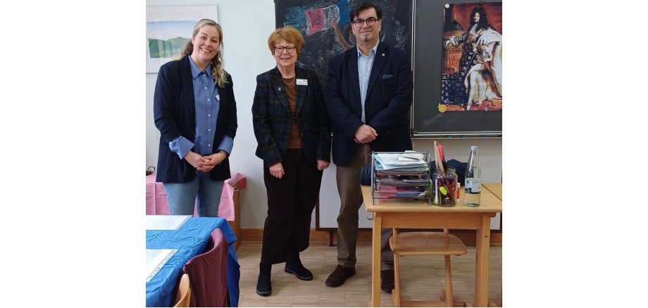 v.l.n.r. Schulleiterin Marisa Eggers, Stadträtin Jutta Niesel-Heinrichs, Kreistagsvorsitzender Renzo Sechi 