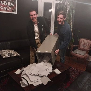 Paul Perizonius und Vorsitzender Jonas Giebitz beim Auszählen der Stimmen der Wahl des 2. Jugendrats