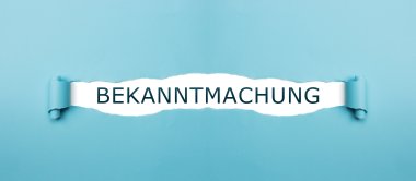 Bekanntmachung auf gerissenen Papier