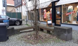 Bänke und Baum am Pocket Park in der Strackgasse