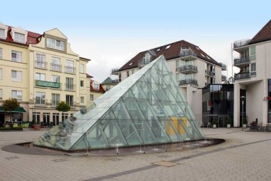 Glaspyramide auf dem Epinayplatz