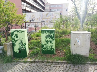 Am Rathausplatz sind nun zwei der drei schmutzigen Stromkästen grün bemalt