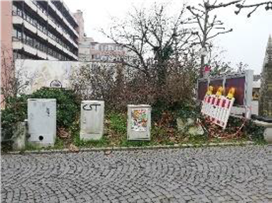 Am Rathausplatz stehen drei sehr schmutzige Stromkästen