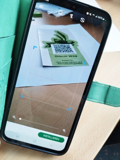 Handy scannt QR-Code mit einer App