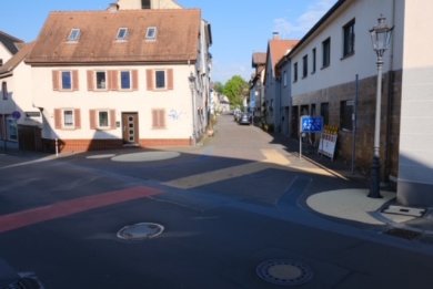 Zeichnung des Stadttors 1802. Es sind ein turmartiger Eingang, ein eingefasster Mittelgang und ein turmartiger Ausgang zu erkennen. Passierte ein Mensch das erste Tor befand er sich wie in einer Art Schleuse vor den zweiten Tor, das entweder in die Stadt oder aus der Stadt hinausführte.