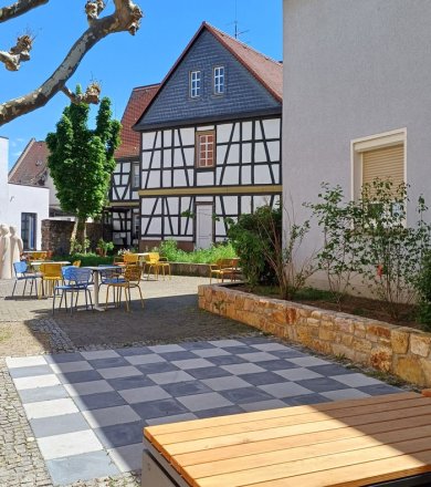 Hospitalkirchplatz mit begradigtem Schachfeld, Schach-Box-Bank und neuer Beetmauer