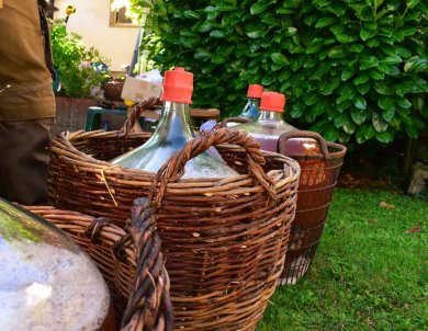 Frisch gepresster Apfelsaft in Glasballons