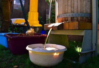 Apfelsaft fließt aus der Apfelpresse