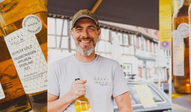 Apfelweinagentur-Chef Jockel Döringer mit Apfelweinflaschen