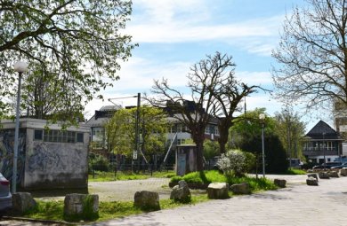 Ungenutzte Fläche am Bahnhof