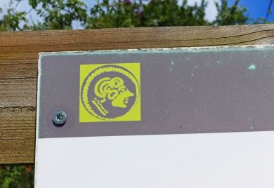 Keltenwanderweg-Symbol. Die gleiche keltische Münze, die auch auf dem Stationsmotiv zu sehen ist.