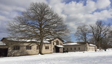 Blick auf den Seiteneingang des Römerkastells Saalburg