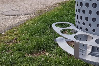 Pfandring  der an einem Mülleimer angebracht ist. 