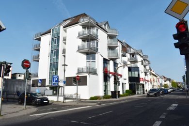 Blick auf die Taunus Sparkasse. Hinter dem Gebäude befindet sich heute der so genannte Epinayplatz