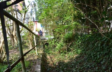 Stillgelegter und trockener Bachlauf unterhalb der Hospitalkiche