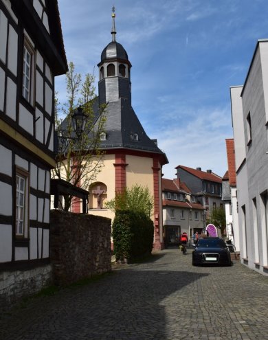 Heutige Ansicht des Straßenzuges aus der alten Fotografie