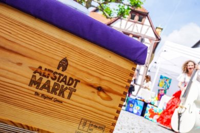 Ein Holzhocker mit Altstadtmarktsymbol