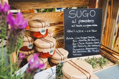 Gläser mit regional produzierter Tomaten-Soße in der Auslage eines Standes auf dem Altstadtmarkt