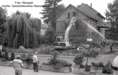 Ein Bagger beginnt mit dem Abriss der Mühle Götz, die ehemals dort stand wo sich heute die Stadthalle befindet
