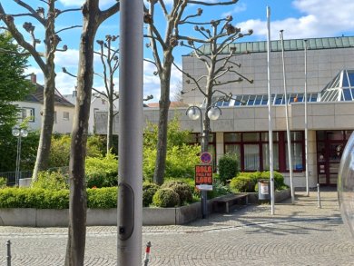 Gleiche Perspektive - anderes Bild. Anstelle eines alten Hauses sieht man die große Stadthalle und die Tiefgaragenausfahrt