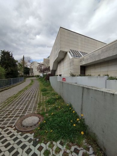 Weg, der hinter die Stadthalle führt