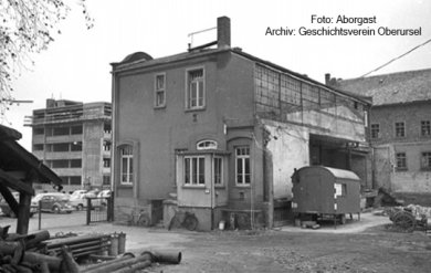 Links am Bildrand sieht man den Rohbau des heutigen Rathauses