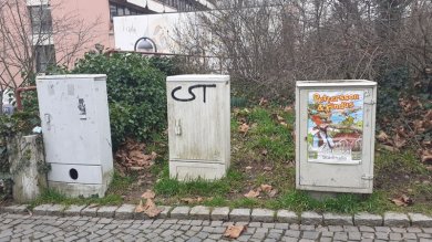 Beschmierter Stromkasten am Rathausplatz am Bach