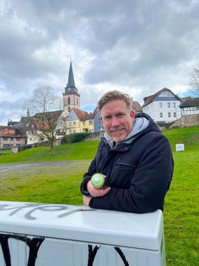 Jan Malte Strijek an einem Stromkasten