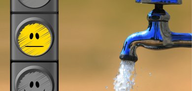 Gelbe Trinkwasserampel mit Wasserhahn