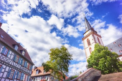 Blick auf den Turm der Sankt Ursula empor. 