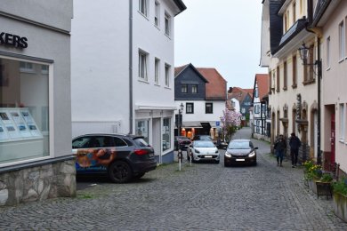 Blick vom Marktplatz aus in die Strackgasse hinunter