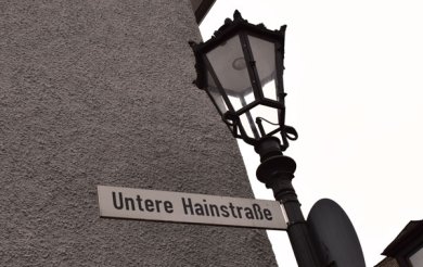 Straßennamensschild der Unteren Hainstraße vor historischer Alststadtlaterne