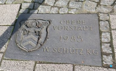 Gedenkstein im Boden zur Eröffnung der oberen Fußgängerzone