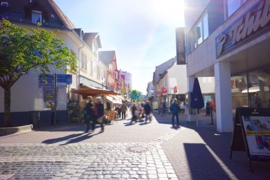 Blick in die belebte untere Fußgängerzone