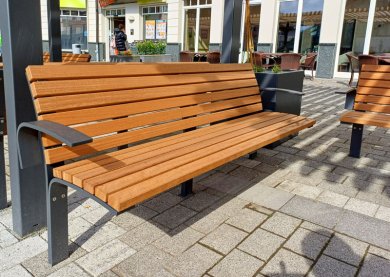 Neue Bank unter der Pergola
