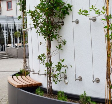 Fassadenbegrünung am runden Technikgebäude